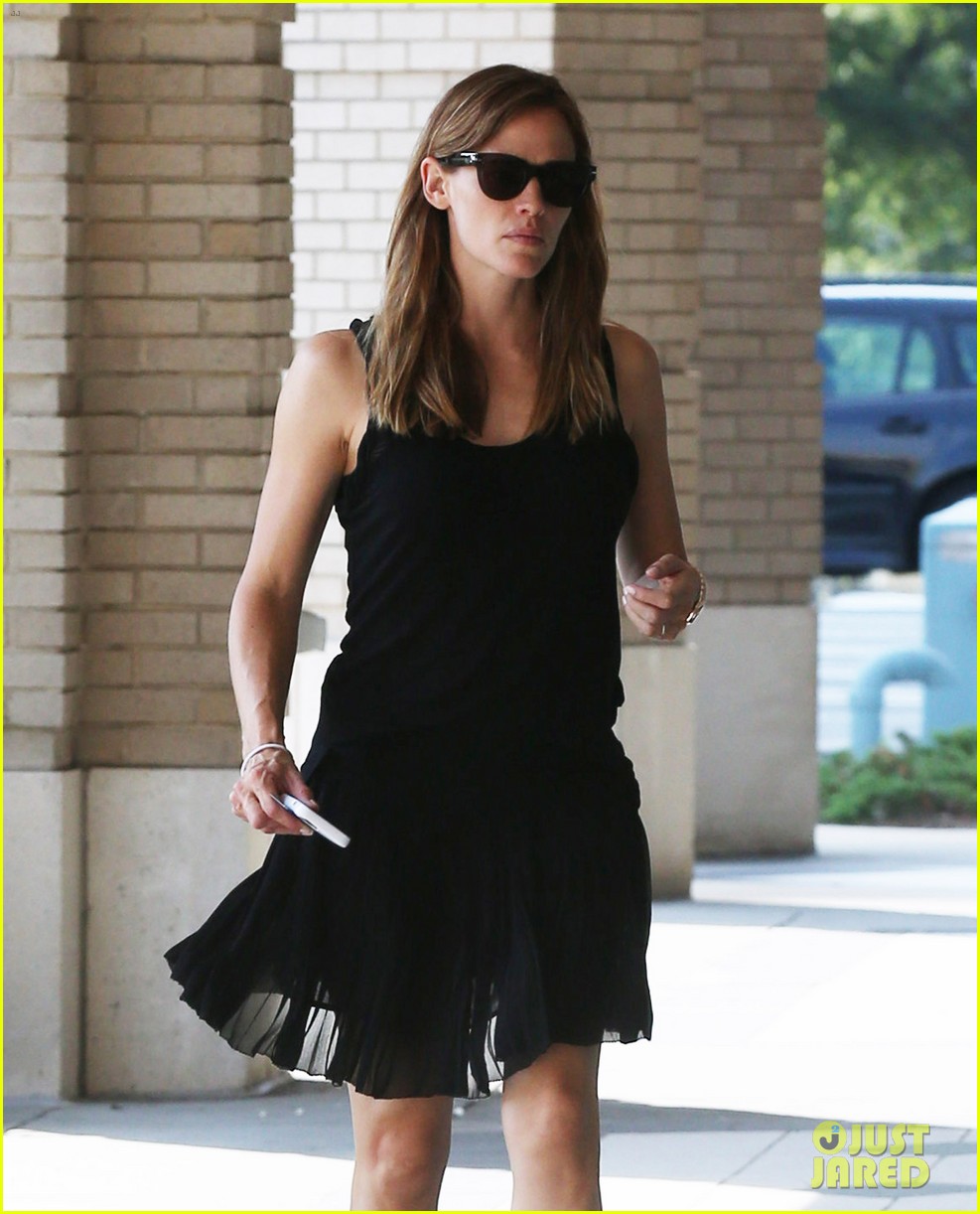 Jennifer Garner Wears Her Wedding Ring to Atlanta Party Store Photo