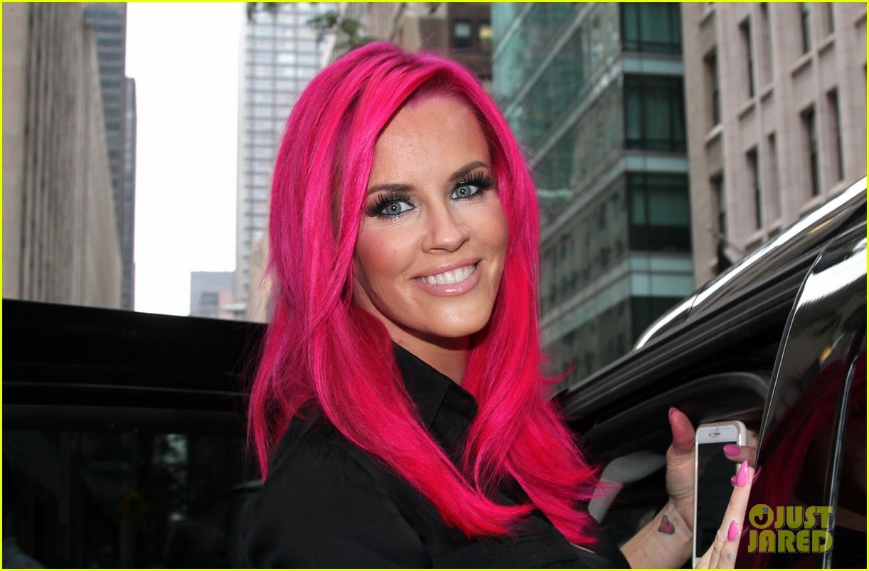 Photo jenny mccarthy dyes her hair hot pink 06 Photo 3416244 Just