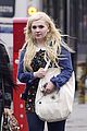 emma roberts orange jumpsuit abigail breslin queens set 09