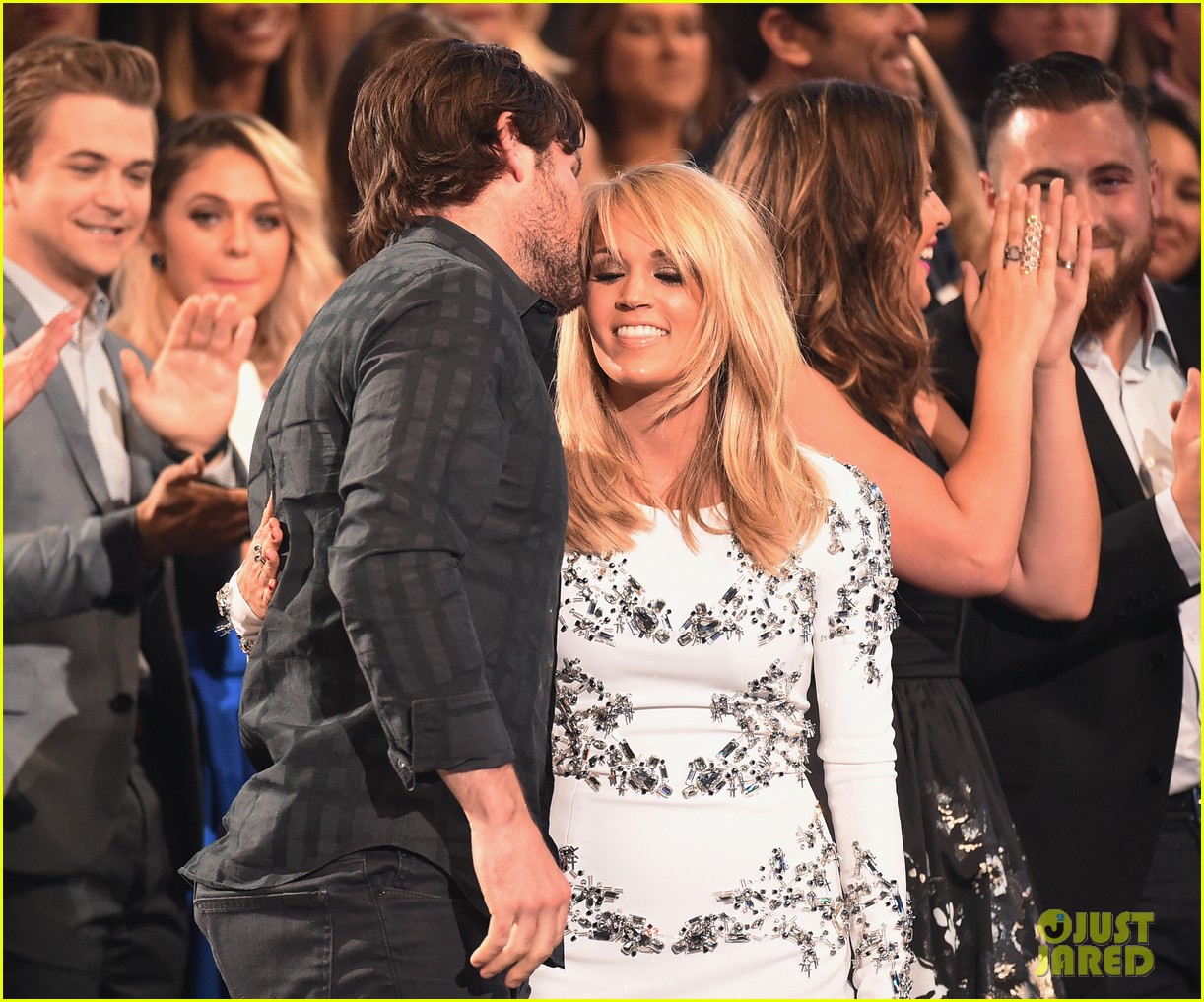 Carrie Underwood Breaks Car Window After Son Isaiah Gets Locked Inside(02)