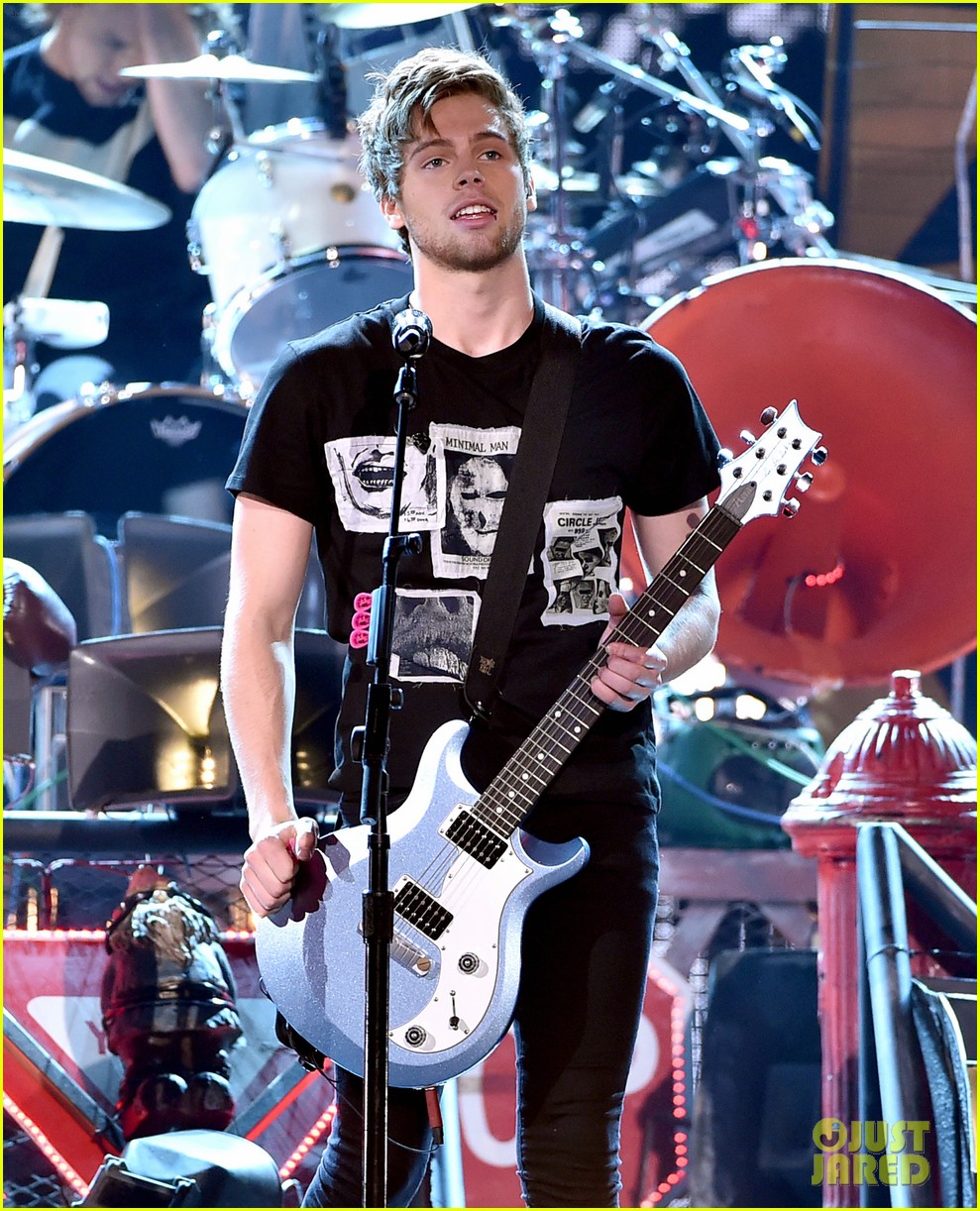 5 Seconds of Summer Rock Out to 'She's Kinda Hot' at Teen Choice Awards