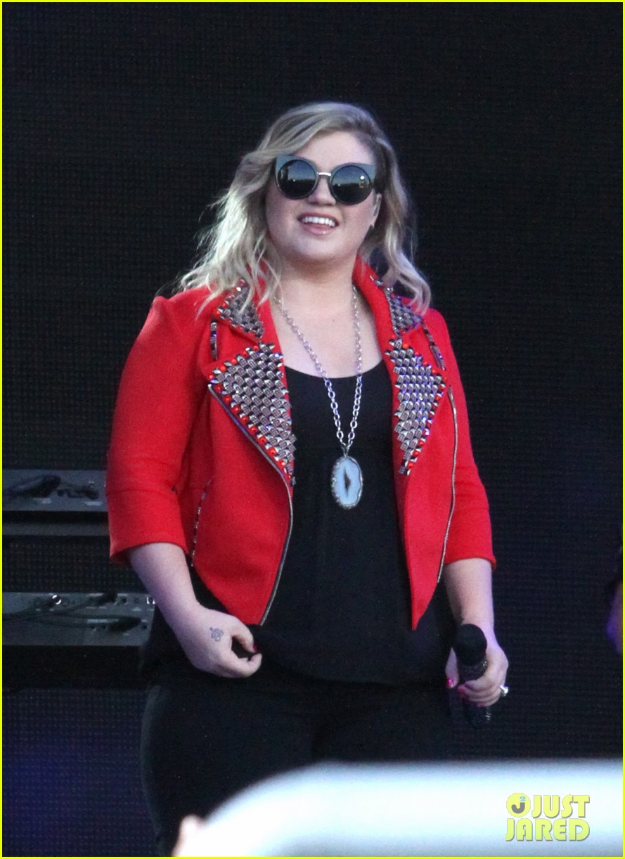 Kelly Clarkson Sings Tinder Profiles on 'Jimmy Kimmel' Watch Now(02)