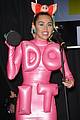 miley cyrus wears spandex do it dress in vmas press room 02