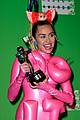 miley cyrus wears spandex do it dress in vmas press room 08