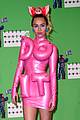 miley cyrus wears spandex do it dress in vmas press room 14