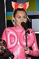 miley cyrus wears spandex do it dress in vmas press room 27