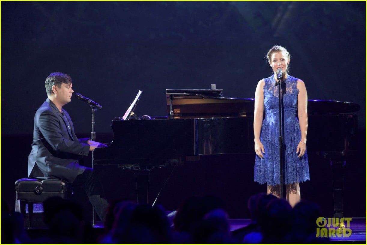 Kristen Bell Makes Surprise Appearance at D23 Expo to Sing 'Do You Want