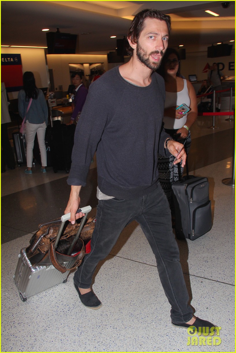 Game of Thrones' Michiel Huisman Heads Out Of LA Photo 3443530 Photos Just Jared Celebrity Game of Thrones' Michiel Huisman Heads Out Of LA Photo 3443530 Photos Just Jared Celebrity