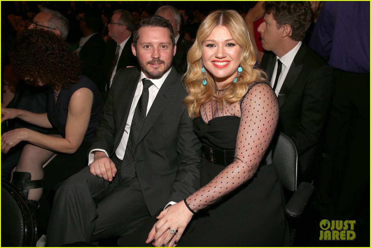 Kelly Clarkson Announces She's Pregnant at Concert! (Video) Photo