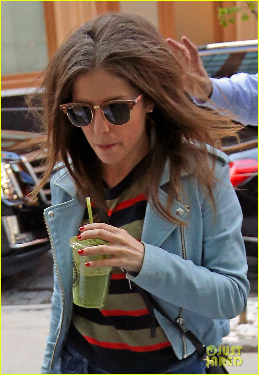 Photo: anna kendrick hailee steinfeld on board pp3 05 | Photo 3438745