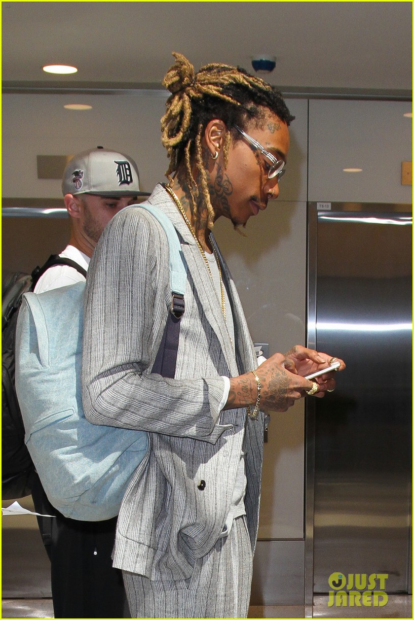 Wiz Khalifa Rides Hoverboard at LAX One Week After Arrest: Photo 3448409 | Wiz  Khalifa Pictures | Just Jared
