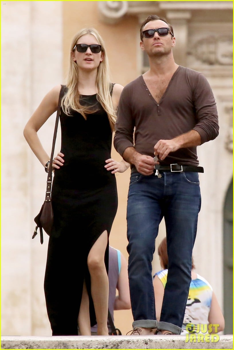 Jude Law Girlfriend Phillipa Coan Hold Hands While Sightseeing In Rome Photo 3444833 Jude Law Phillipa Coan Pictures Just Jared