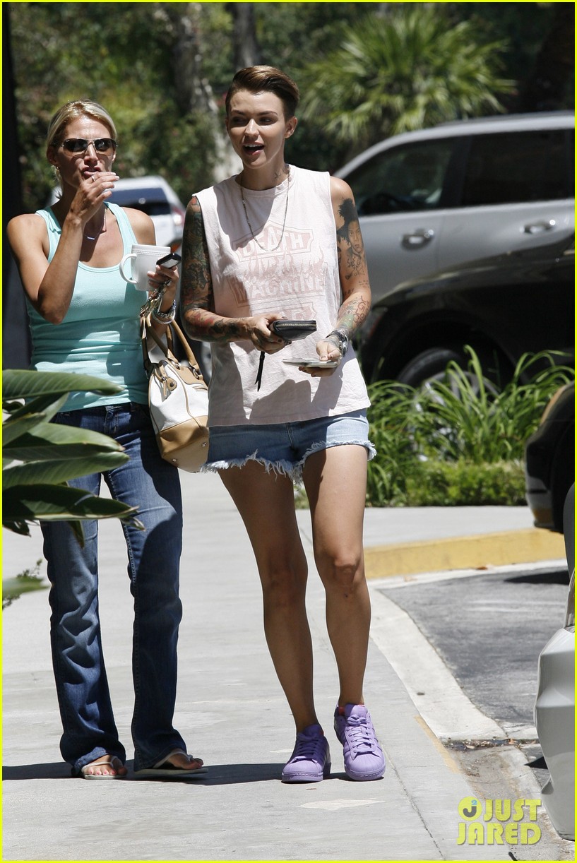 Ruby Rose Gave 'OITNB' CoStar Jackie Cruz an Unusual Birthday Gift(02)