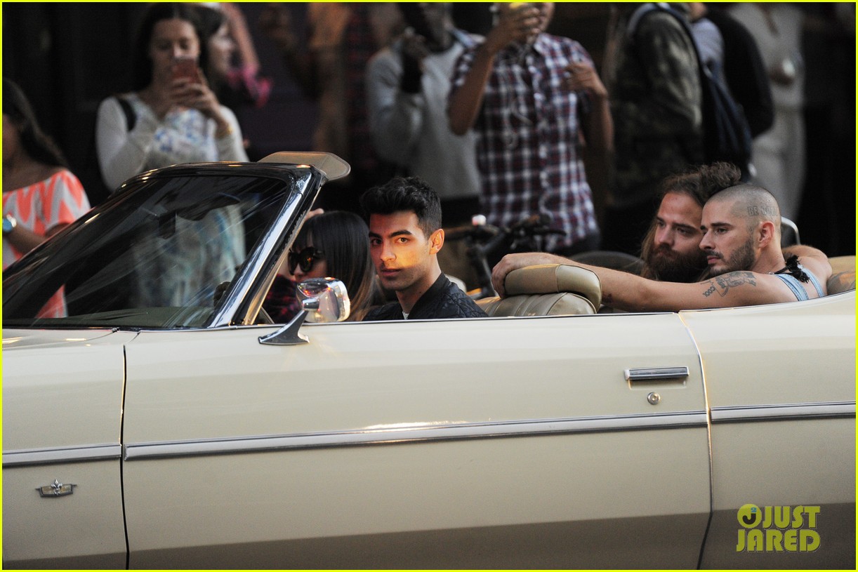 Joe Jonas Hangs With DNCE After Performing 'Cake By The Ocean' In New