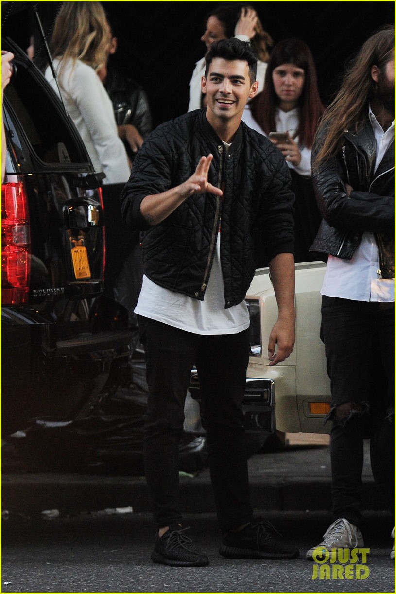 Joe Jonas Hangs With DNCE After Performing 'Cake By The Ocean' In New