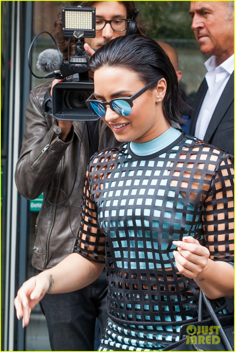 Demi Lovato Takes Her Late Dog Off Her Phone Wallpaper Photo 3454425