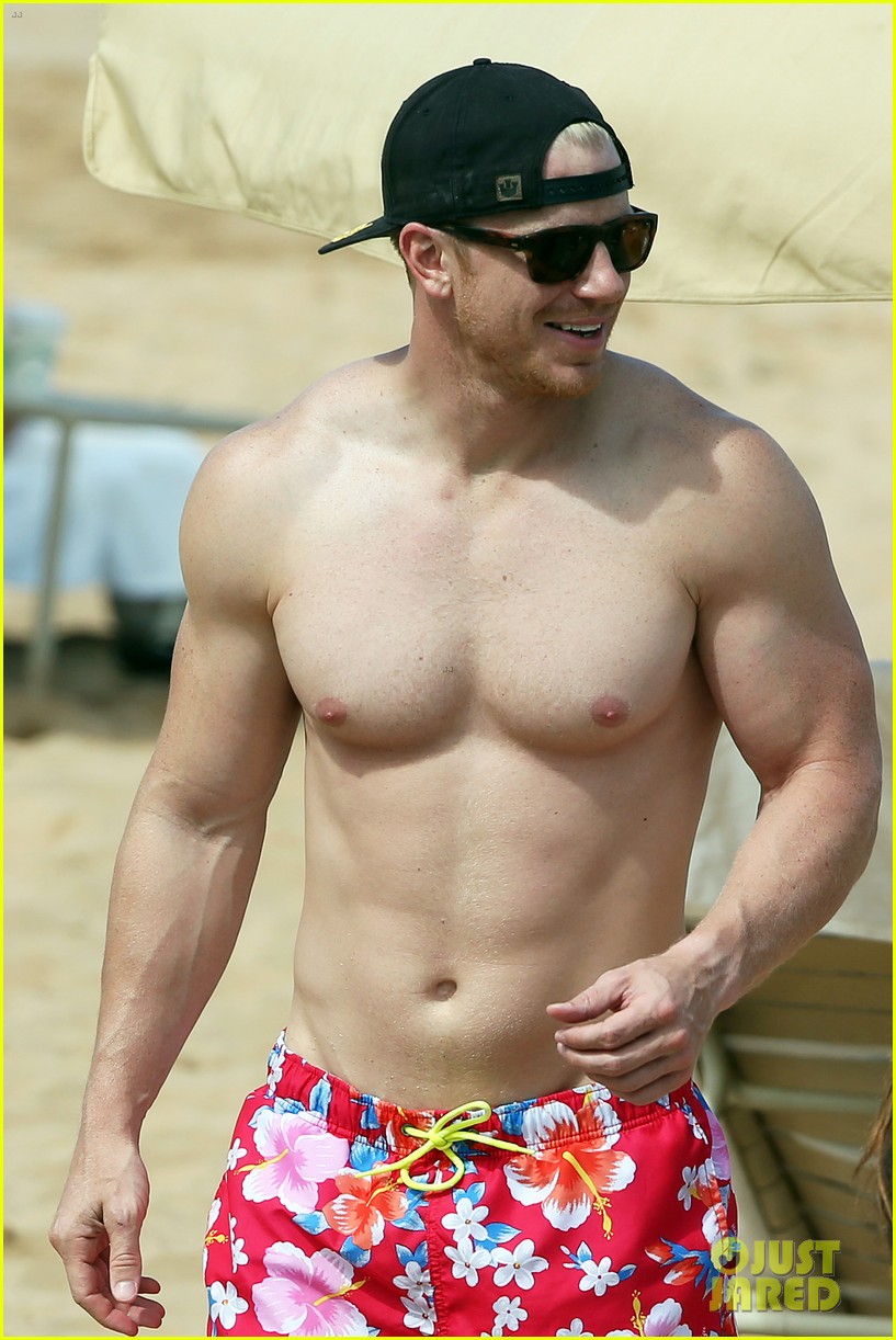 The Bachelor's Sean Lowe Bares Buff Beach Bod with Wife Catherine in H...