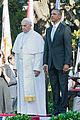 president obama welcomes pope francis to the white house 06