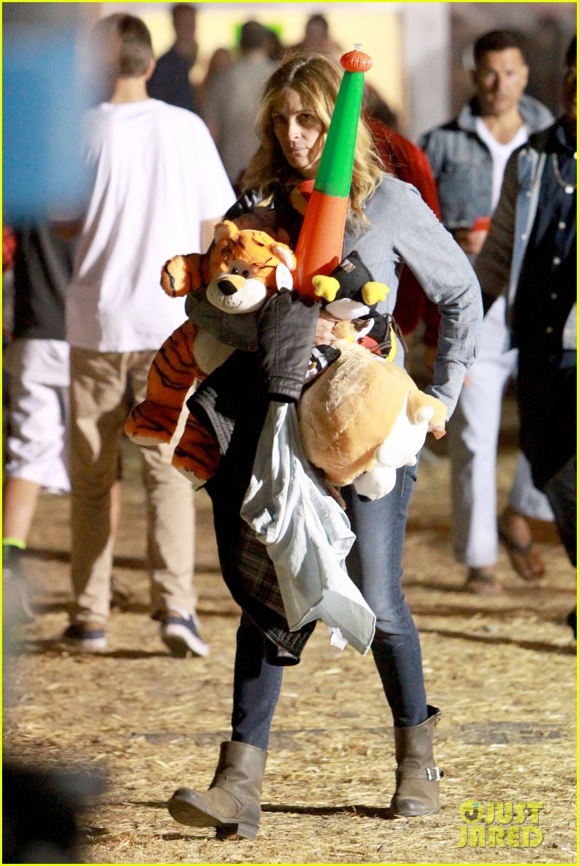 Julia Roberts Prepares For Mother s Day On Off Set Photo 3453703 