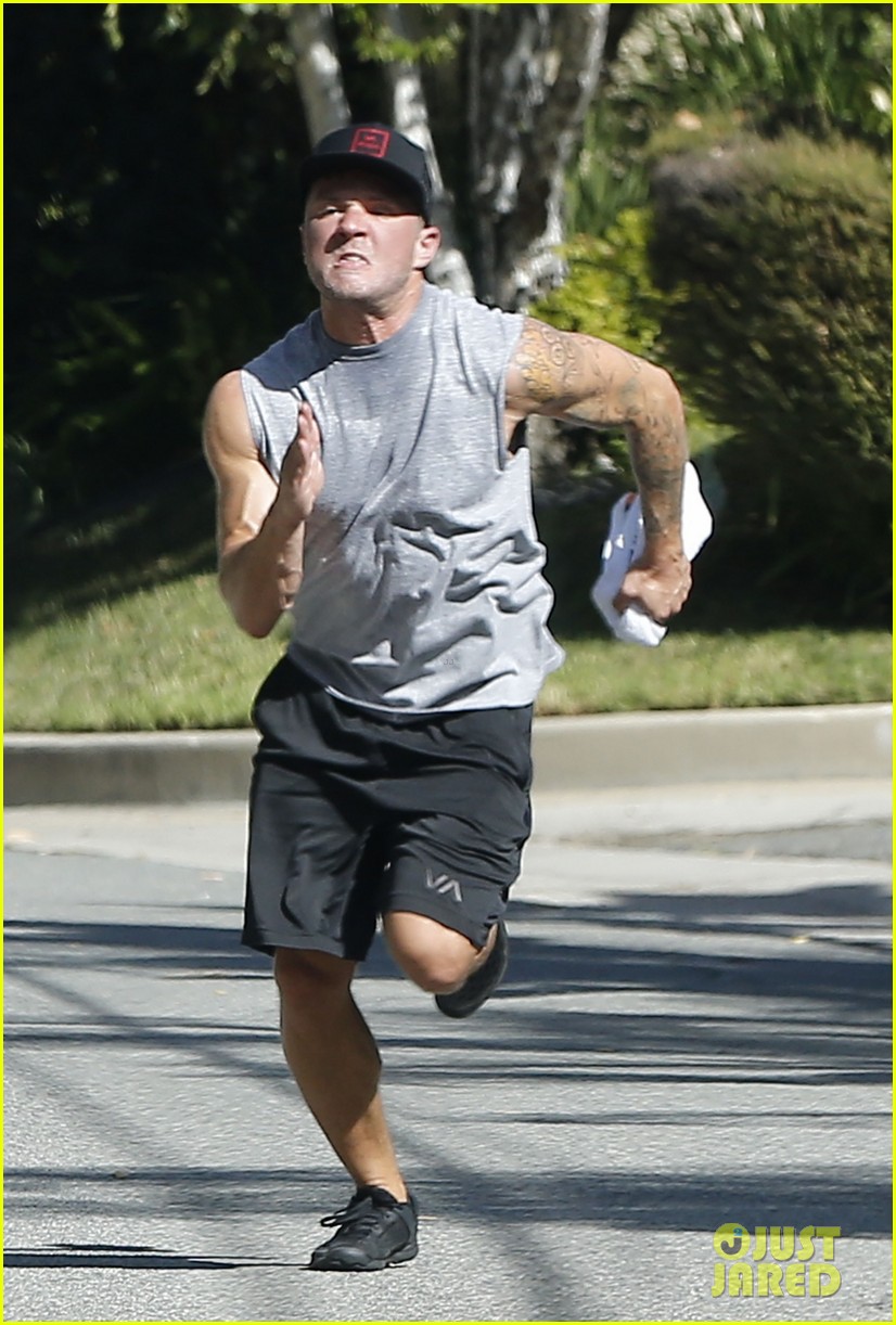 Ryan Phillippe Displays His Bulging Biceps on His Intense Run ryan phillipp...