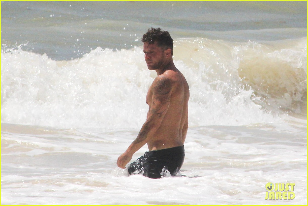 Full Sized Photo of ryan phillippe showing off shirtless body again 17 Phot...