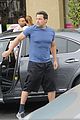 ben afflecks muscles are pumped up during grocery run with jennifer garner 14
