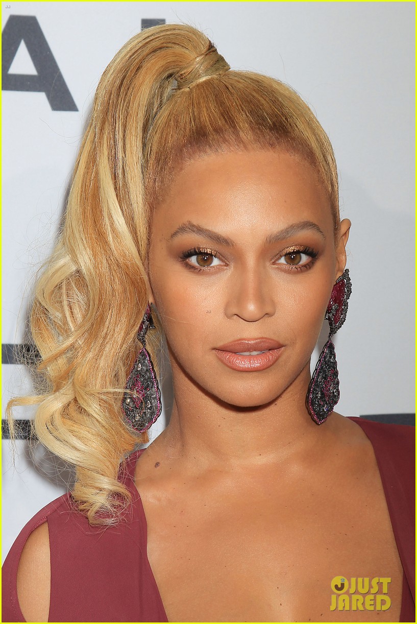 beyonce-flaunts-cleavage-in-sexy-dress-at-tidal-concert-22.JPG