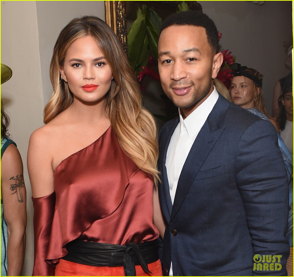 Chrissy Teigen Covers Up Tiny Baby Bump at CFDA & Vogue's Fashion Fund