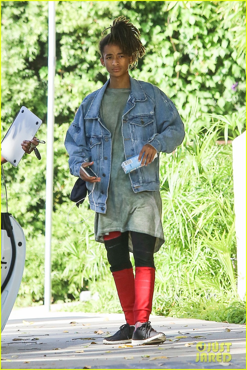 Photo jaden smith chuggs water from box 17 Photo 3480567 Just Jared