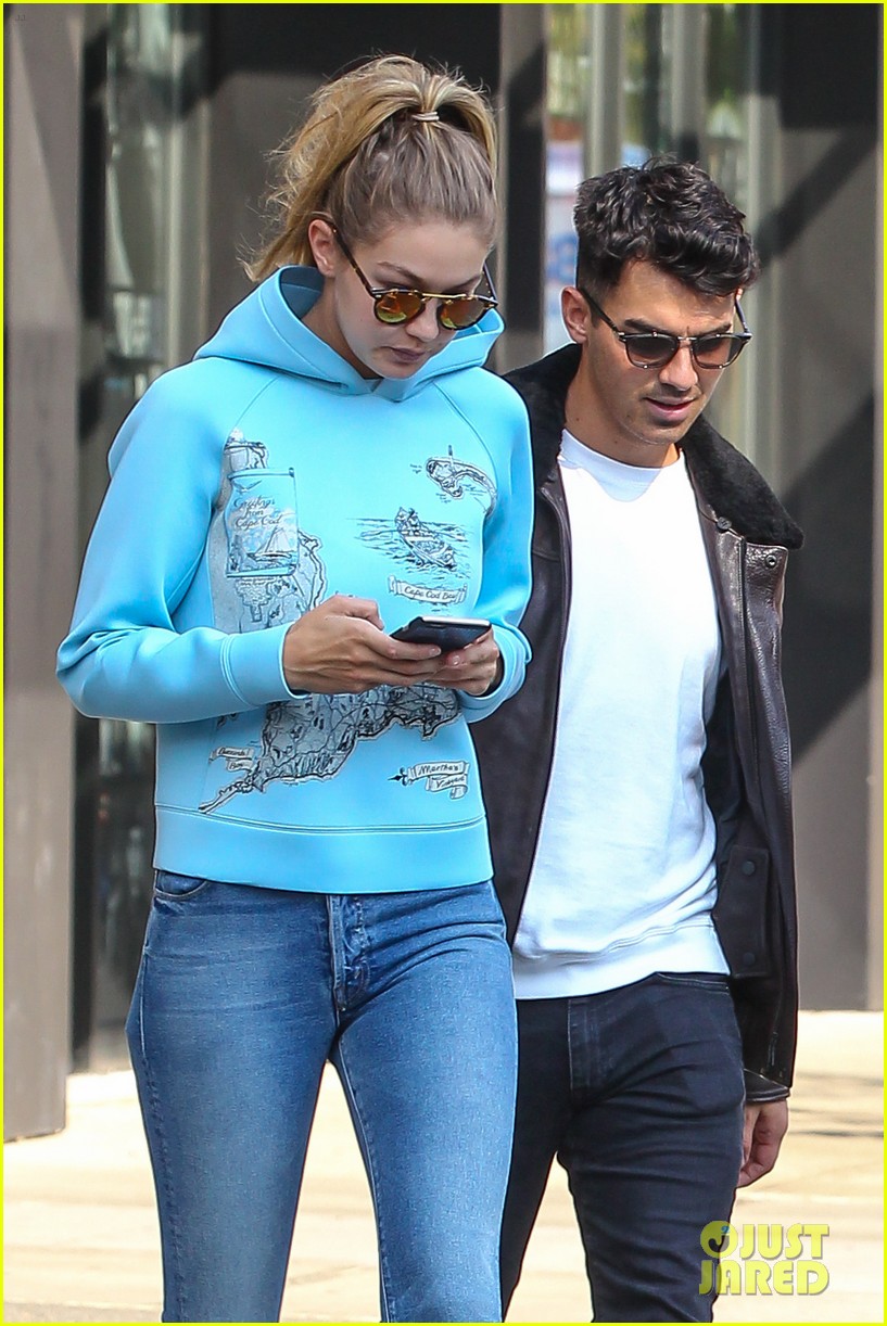 Joe Jonas Keeps A Toothbrush At Girlfriend Gigi Hadid's Place Photo 3480304 Joe Jonas