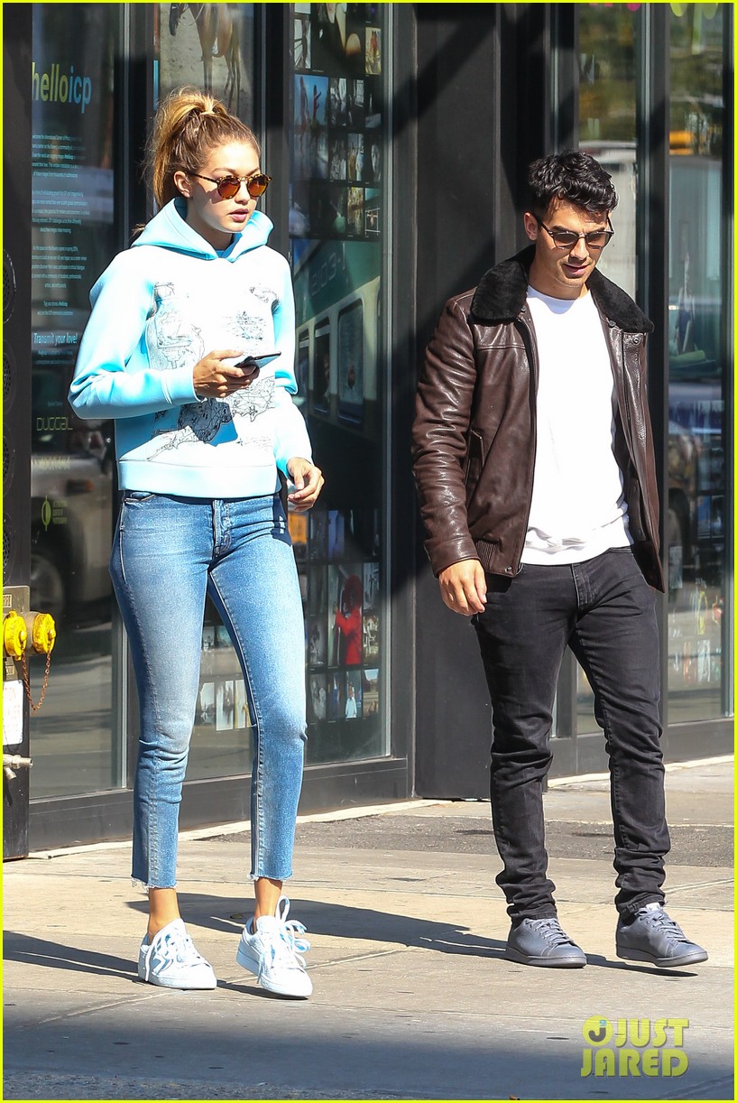 Joe Jonas Keeps A Toothbrush At Girlfriend Gigi Hadid's Place Photo 3480309 Joe Jonas Photos