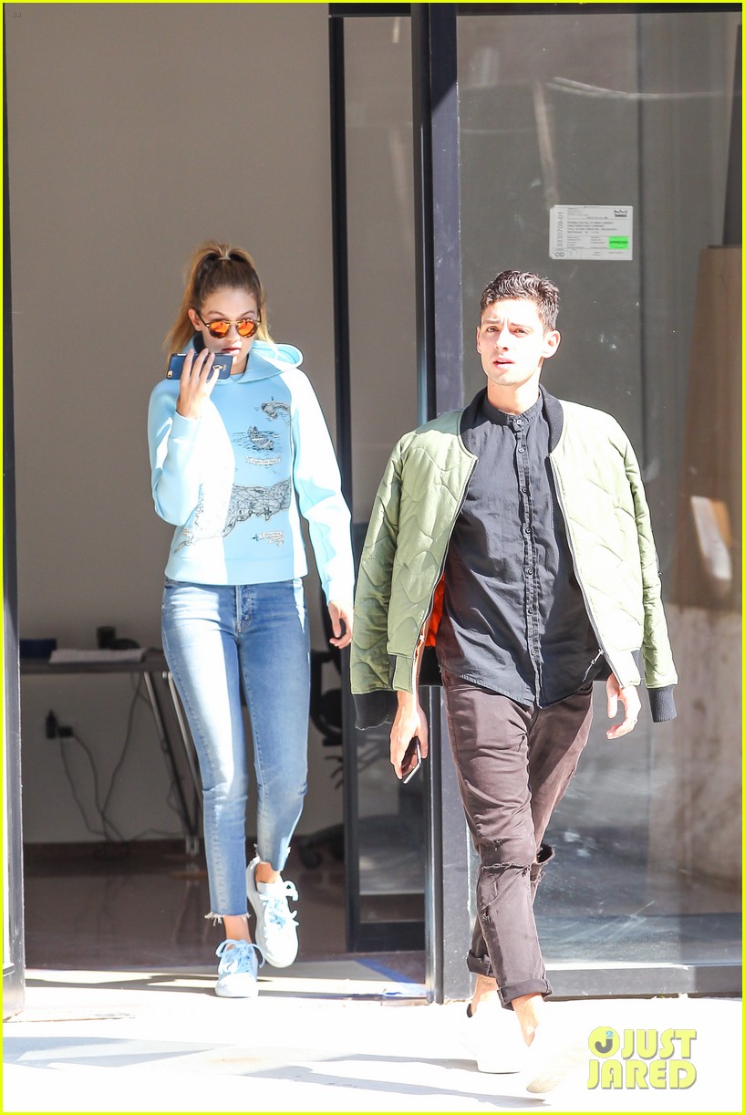 Joe Jonas Keeps A Toothbrush At Girlfriend Gigi Hadid's Place Photo 3480315 Joe Jonas Photos