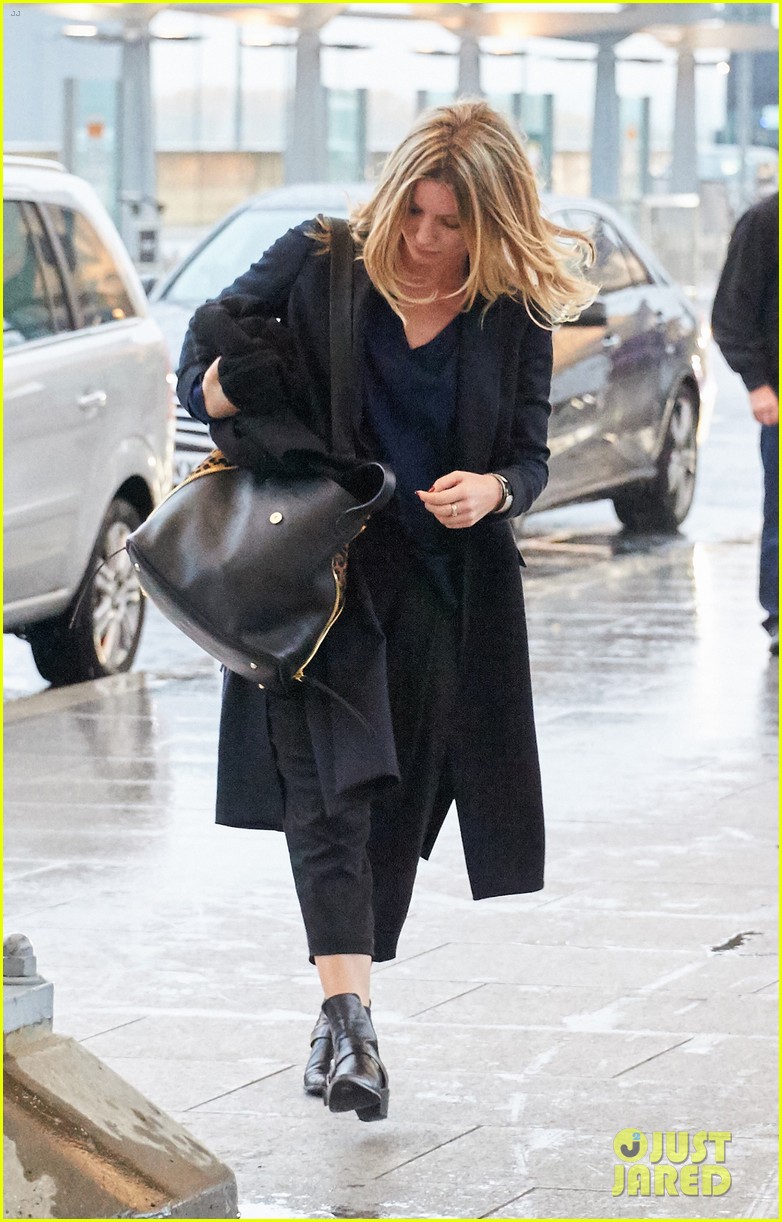 Chris Martin Annabelle Wallis Fly Out Of London Together Photo 3488271 Annabelle Wallis Chris Martin Pictures Just Jared