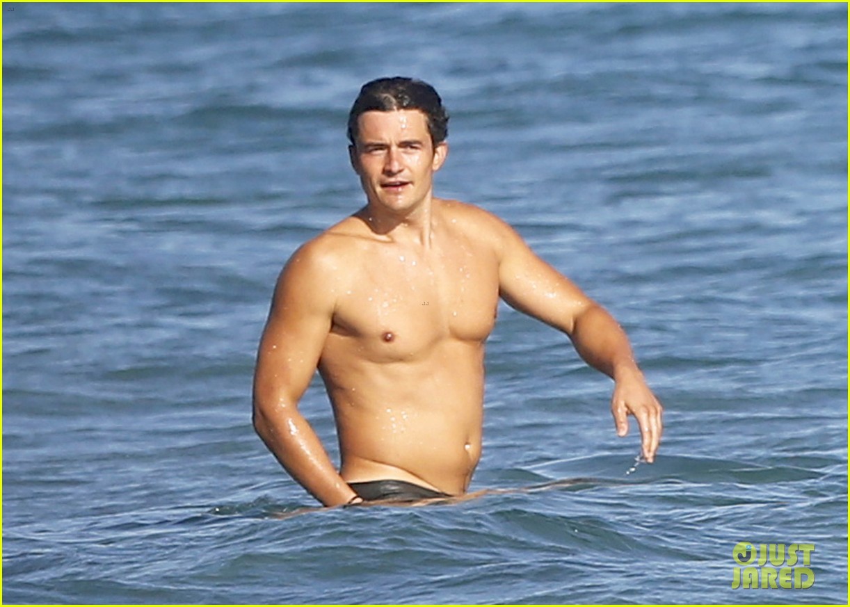 Orlando Bloom Looks Ripped While Shirtless on Malibu Beach: Photo 
