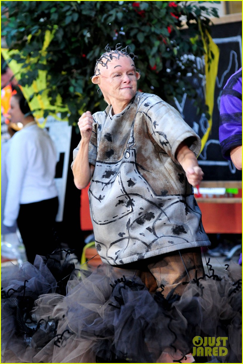 Photo today show hosts wear spot on peanuts costumes for halloween 26