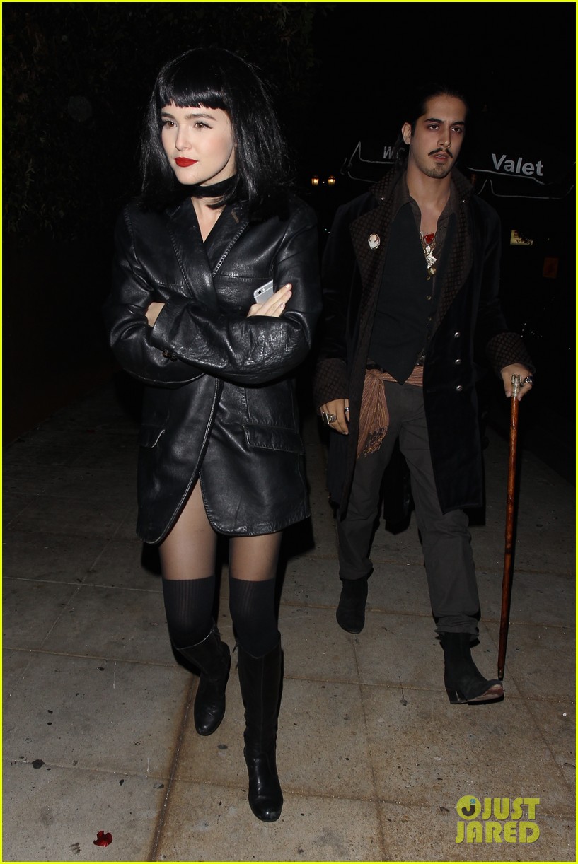 Photo: zoey deutch sarah hyland avan jogia le jardin halloween 06