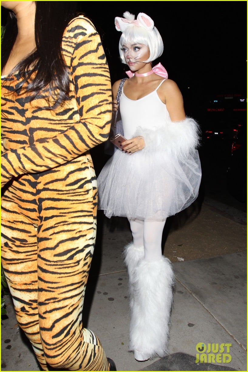 Photo: zoey deutch sarah hyland avan jogia le jardin halloween 11