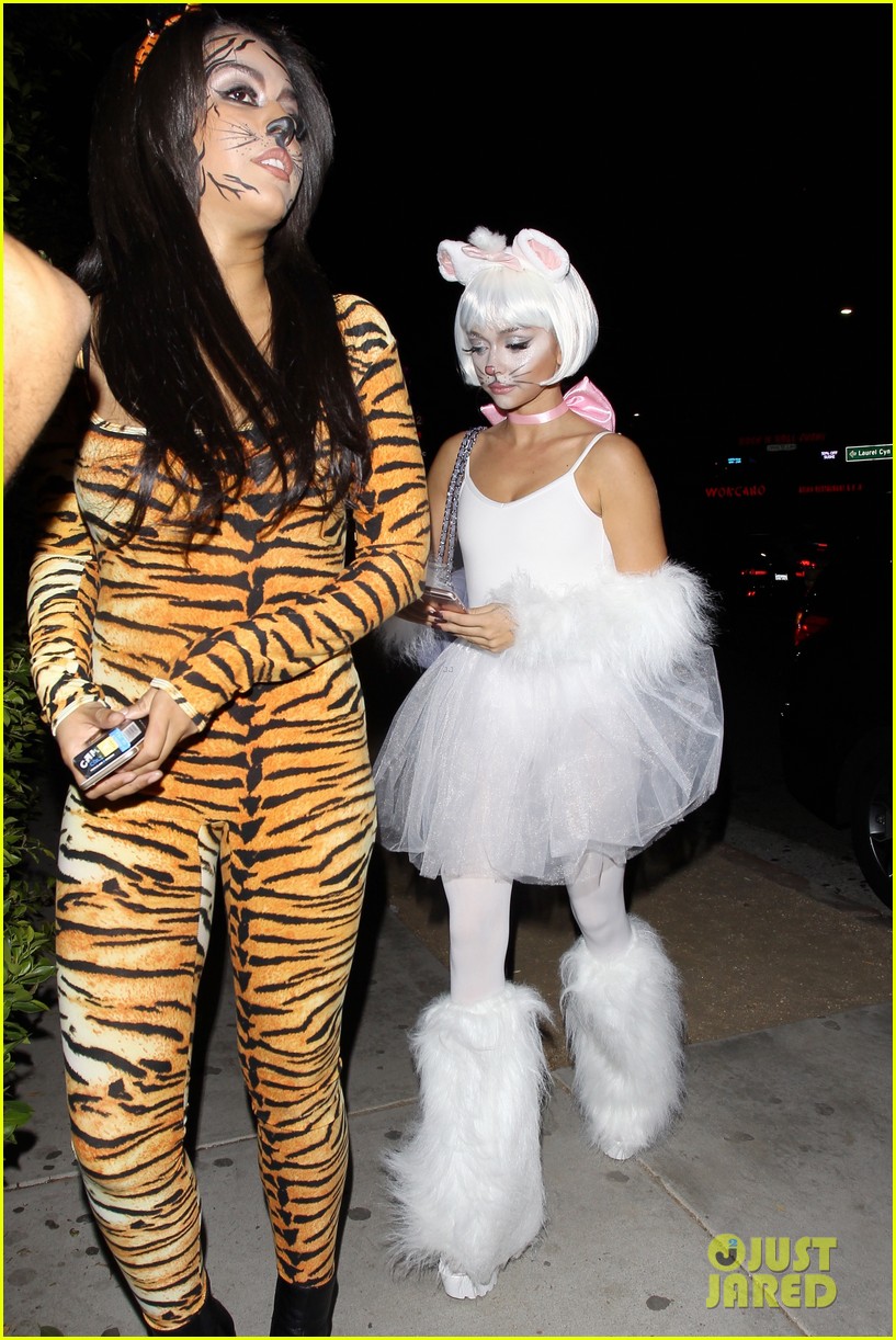 Photo: zoey deutch sarah hyland avan jogia le jardin halloween 12