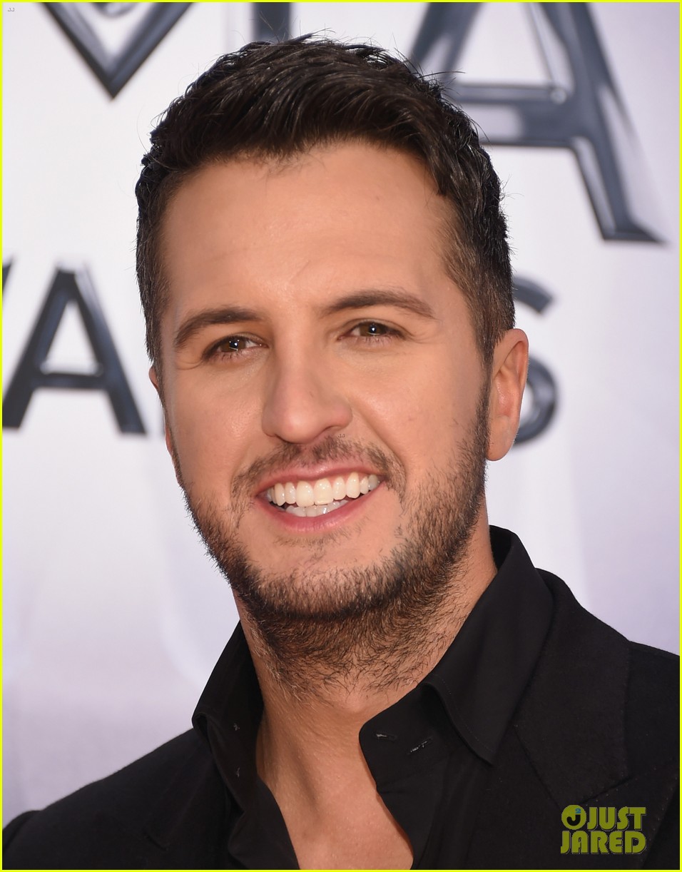 Luke Bryan & Wife Caroline Boyer Walk the CMA Awards Carpet Photo