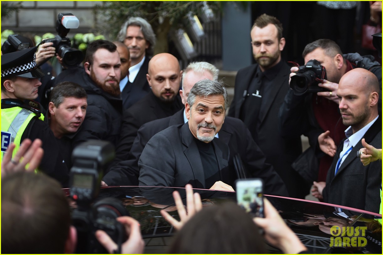 Clooney Visits a Cafe That Feeds the Homeless Photo 3506625