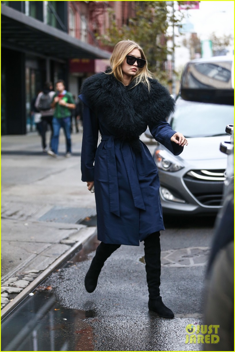 Gigi Hadid & Kendall Jenner Make Funny Faces Backstage At Victoria's