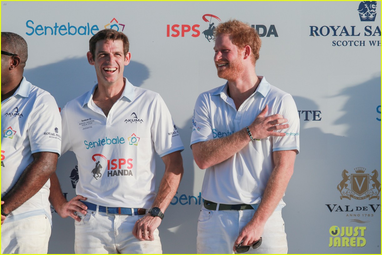 prince harry falls off horse south african polo match 093518323