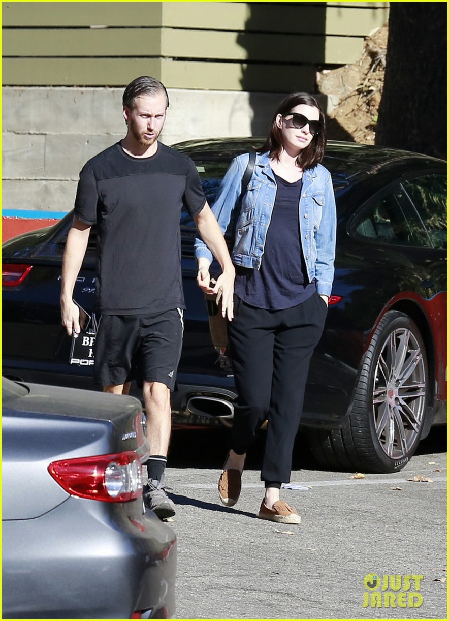 Anne Hathaway Steps Out After Pregnancy News Revealed! Photo 3518222