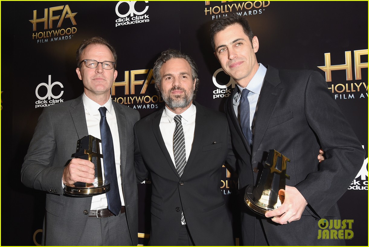 Jake Gyllenhaal Sports CleanShaven Look at Hollywood Film Awards 2015