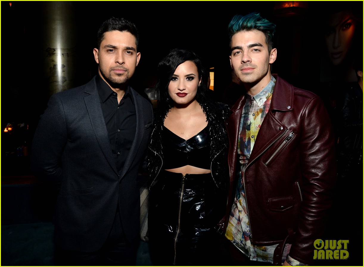 Demi Lovato Et Joe Jonas Joe Jonas Says He's Accidentally Gone to Gay Clubs Before: Photo 3515707 |  2015 American Music Awards, American Music Awards, Demi Lovato, Joe Jonas,  Nick Jonas, Wilmer Valderrama Pictures | Just Jared