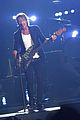 keith urban john mellencamp 2015 cma awards 01