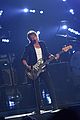 keith urban john mellencamp 2015 cma awards 07