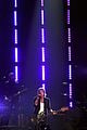 keith urban john mellencamp 2015 cma awards 15
