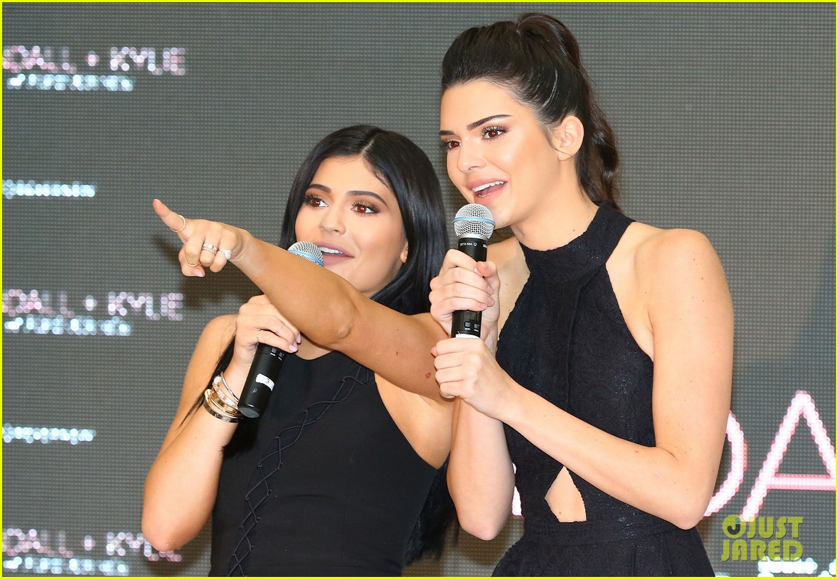 Kendall Jenner Platinum Blonde as 'Alice in Wonderland' for New(01)