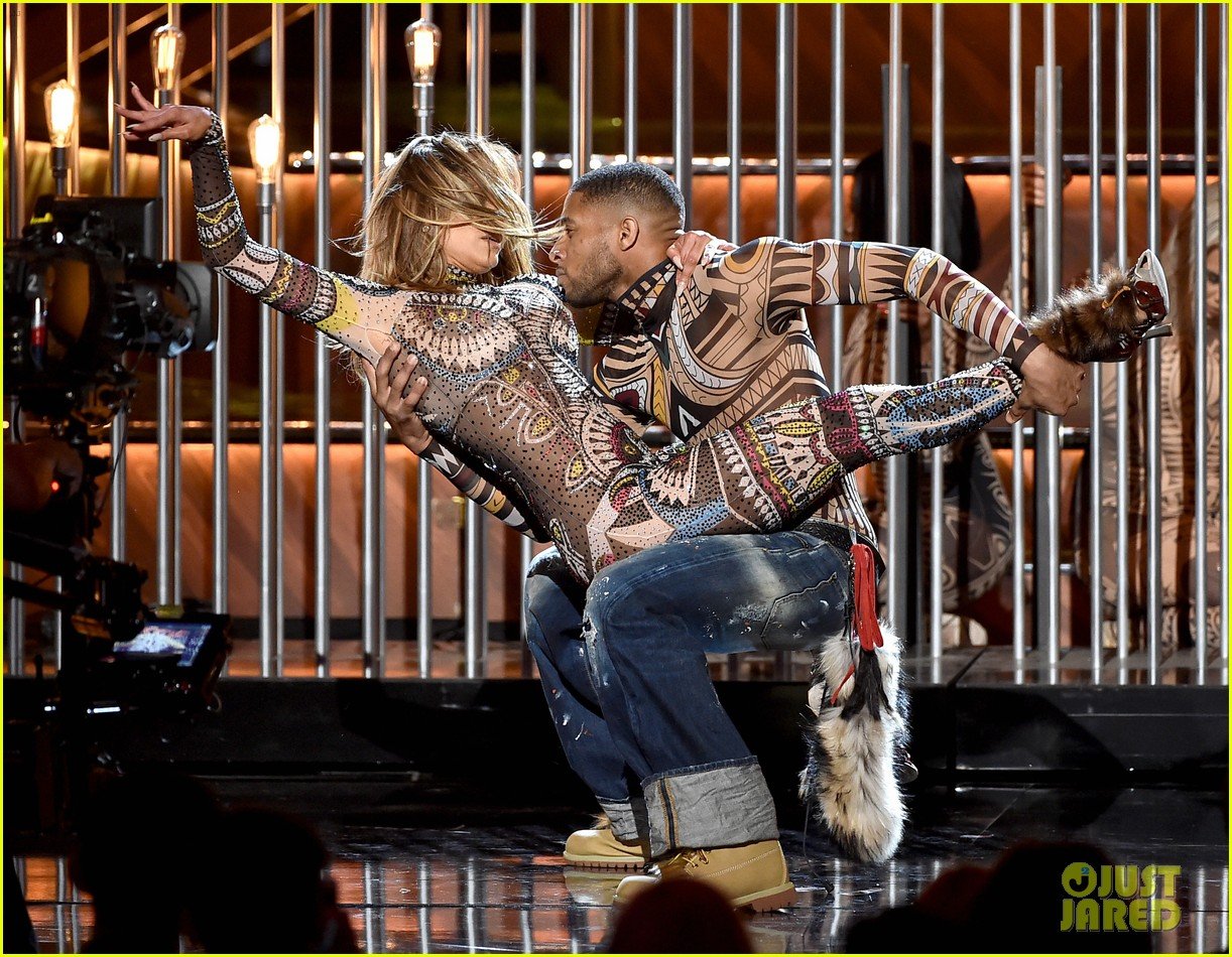 Jennifer Lopez Dances to 2015’s Biggest Songs for AMAs Opening (Video) Photo 3514693 Jennifer
